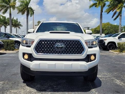 Used 2018 Toyota Tacoma TRD Sport w/ Technology Package RWD image 2