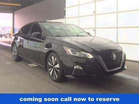 Used 2021 Nissan Altima 2.5 SV w/ SV Premium Package image 1