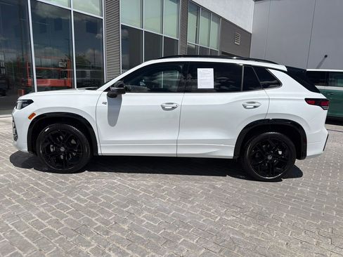 Certified 2025 Volkswagen Tiguan SE R-Line AWD/4WD image 3