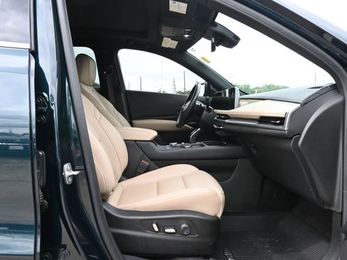 Used 2024 Cadillac XT4 Premium Luxury w/ Cold Weather Package FWD image 26