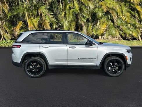 Used 2024 Jeep Grand Cherokee Limited w/ Black Appearance Package image 4