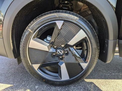 Certified 2025 Nissan Kicks SR FWD image 17