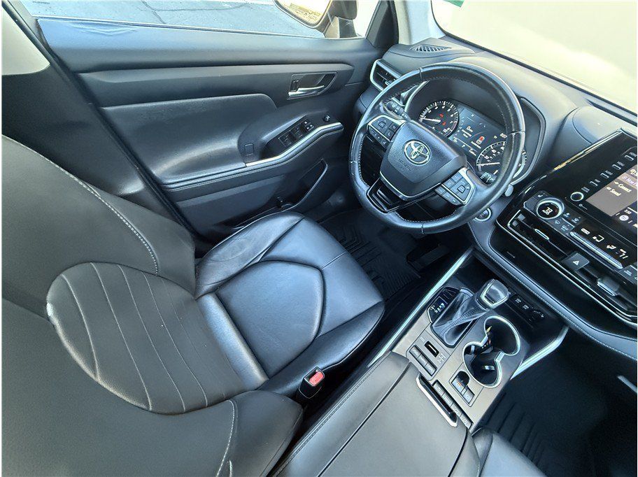 Used 2021 Toyota Highlander XLE AWD/4WD image 10