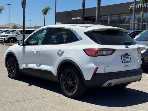 Used 2022 Ford Escape SE FWD image 3