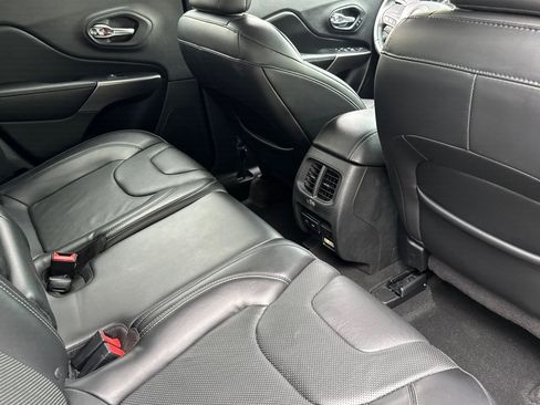 Used 2019 Jeep Cherokee Limited image 30