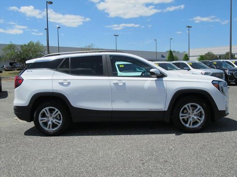 Used 2023 GMC Terrain SLE w/ Driver Convenience Package image 2