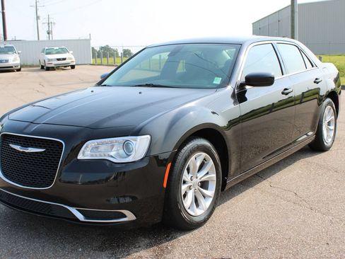 Used 2019 Chrysler 300 Touring RWD image 2