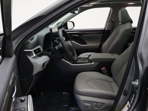 Certified 2025 Toyota Highlander Platinum AWD/4WD image 14