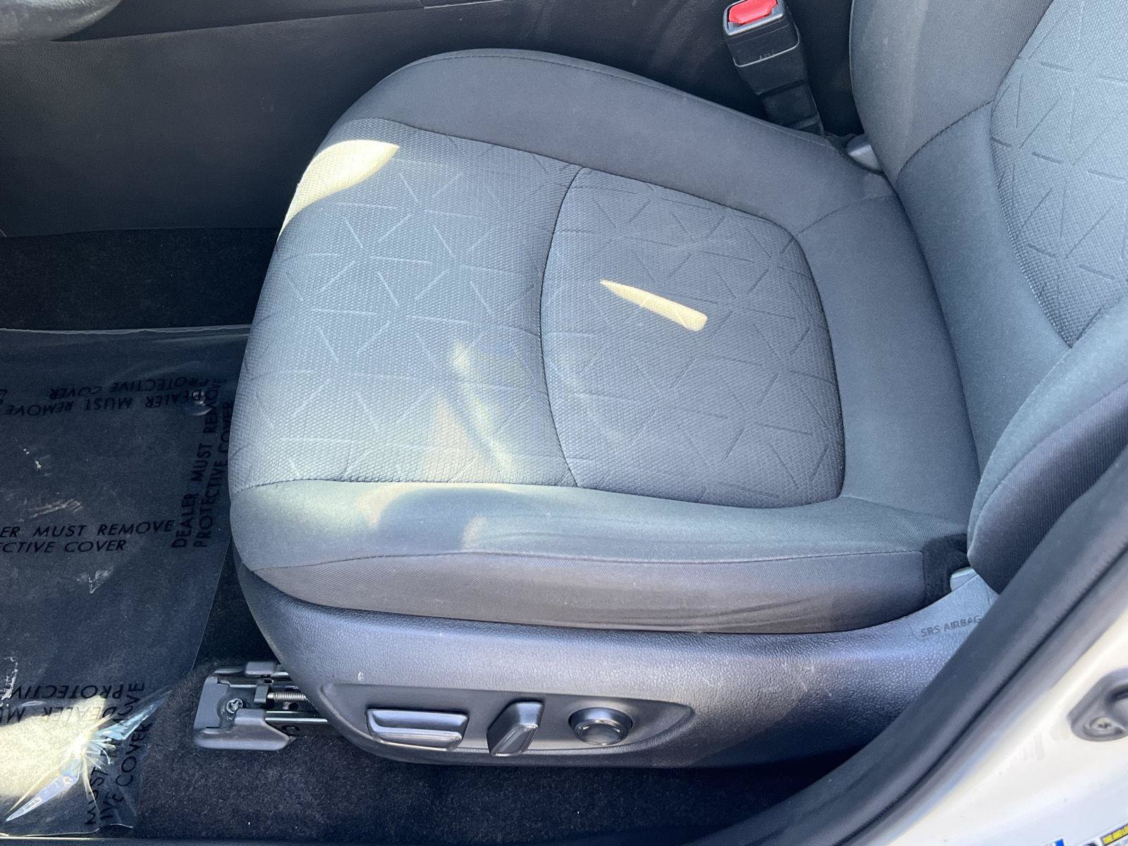Used 2020 Toyota RAV4 XLE AWD/4WD image 25