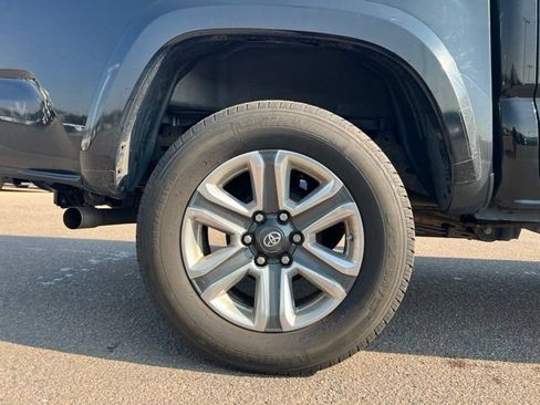 Used 2016 Toyota Tacoma Limited w/ Towing Package AWD/4WD image 12