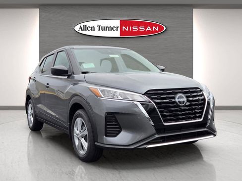 New 2025 Nissan Kicks Play S image 2