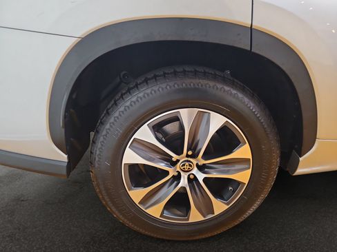 Used 2024 Toyota Highlander XLE FWD image 43