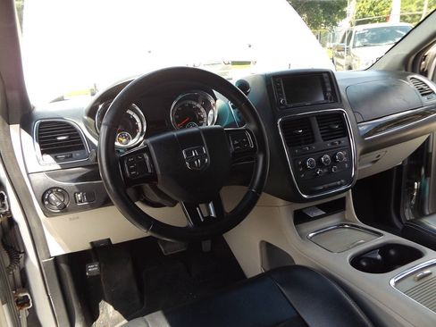 Used 2017 Dodge Grand Caravan SXT FWD image 16
