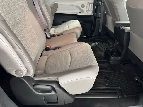 Used 2025 Toyota Sienna LE image 56