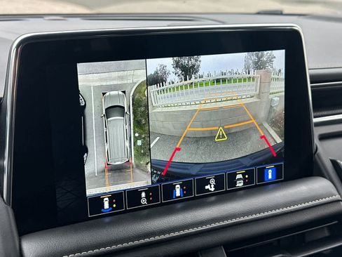 Used 2023 GMC Yukon XL SLT w/ SLT Premium Package image 20