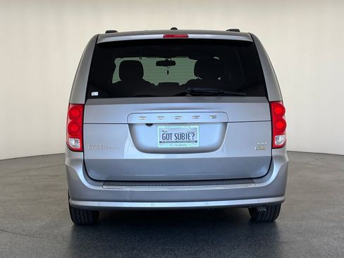 Used 2017 Dodge Grand Caravan SXT w/ Rear Park Assist Package FWD image 5