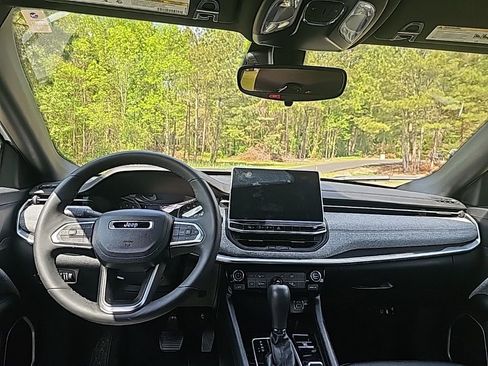 Used 2024 Jeep Compass Latitude image 11