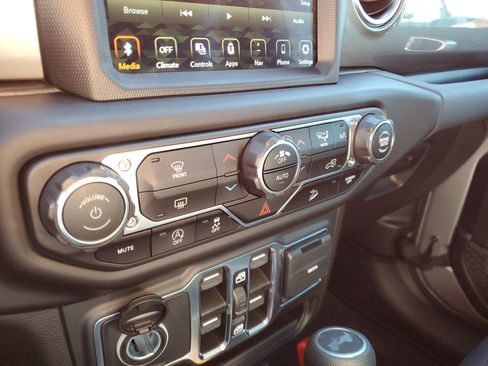 Used 2021 Jeep Wrangler Unlimited Sahara image 26