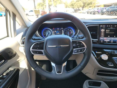 Certified 2024 Chrysler Pacifica Touring-L image 13