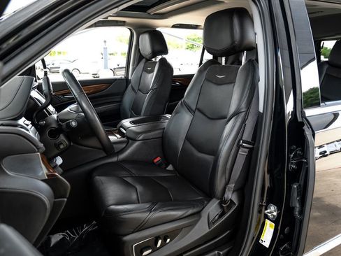 Used 2019 Cadillac Escalade Luxury AWD/4WD image 33