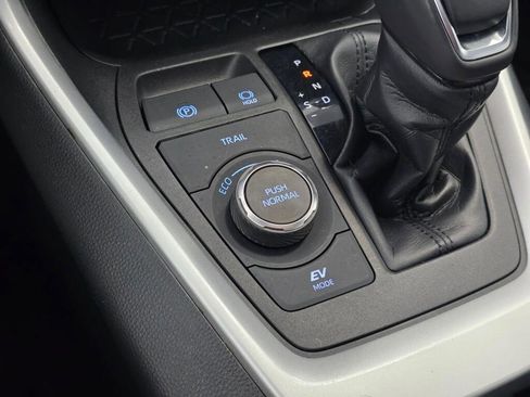 Used 2022 Toyota RAV4 SE w/ Convenience Package image 34