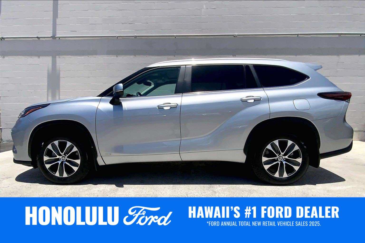 Used 2025 Toyota Highlander XLE AWD/4WD image 3