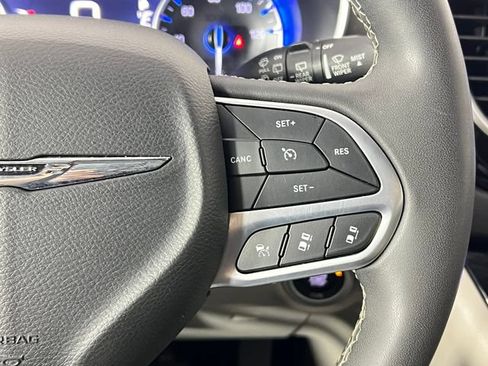 Used 2024 Chrysler Pacifica Touring-L FWD image 10