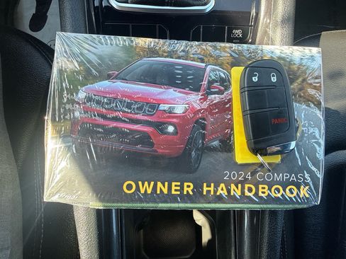 Used 2024 Jeep Compass Latitude AWD/4WD image 23