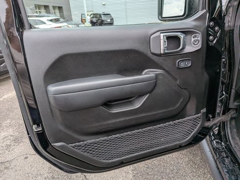 Used 2025 Jeep Wrangler Unlimited Rubicon AWD/4WD image 12