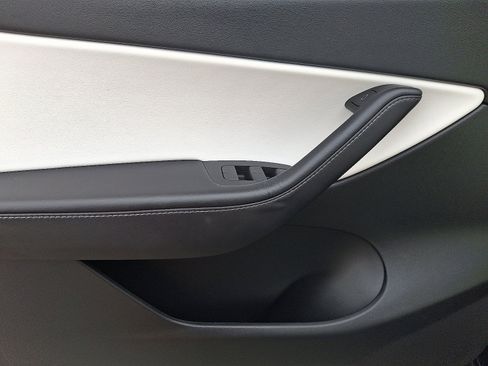 Used 2022 Tesla Model Y Long Range image 12