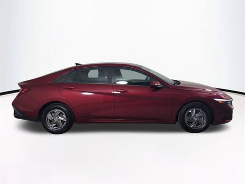 Used 2024 Hyundai Elantra SE FWD image 4