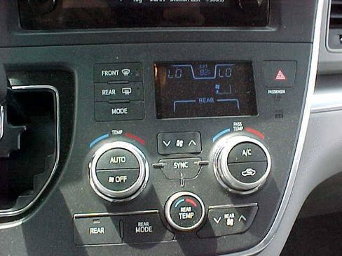 Used 2015 Toyota Sienna LE FWD image 24