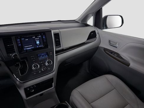 Used 2015 Toyota Sienna XLE image 25