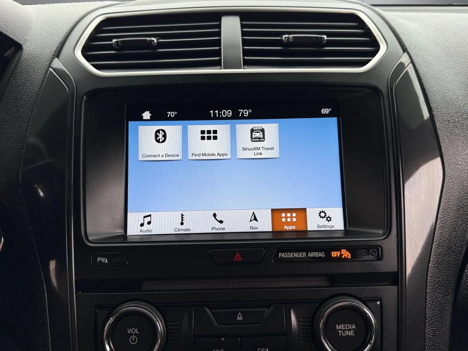 Used 2017 Ford Explorer XLT w/ Equipment Group 202A AWD/4WD image 35