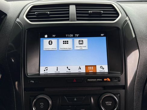 Used 2017 Ford Explorer XLT w/ Equipment Group 202A AWD/4WD image 35