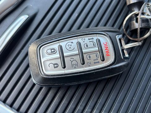 Used 2022 Chrysler Pacifica Touring-L FWD image 27