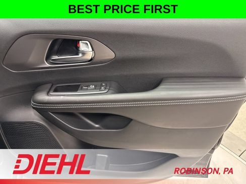New 2026 Chrysler Pacifica Select FWD image 17