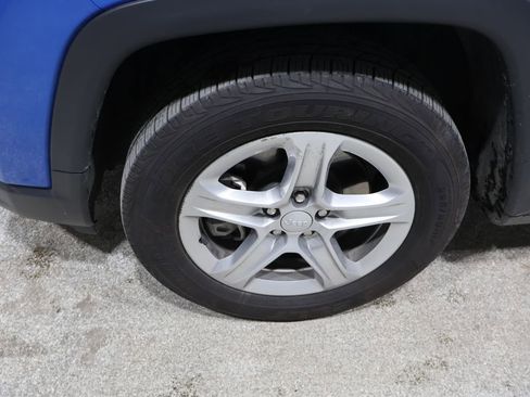 Used 2024 Jeep Compass Latitude image 9