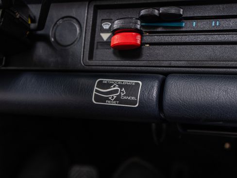 Used 1989 Porsche 911 Carrera RWD image 40