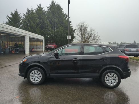 Used 2018 Nissan Rogue Sport S image 2