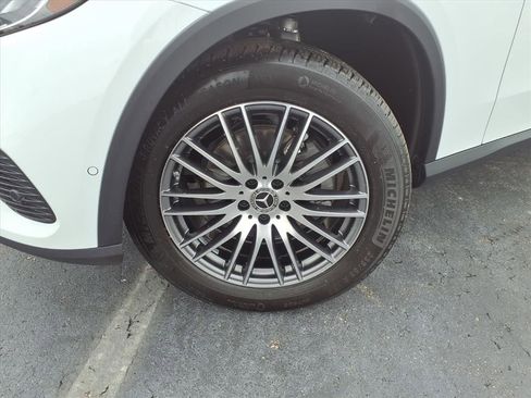 Used 2024 Mercedes-Benz GLC 300 4MATIC image 35