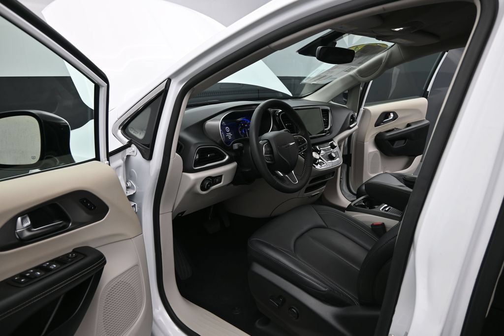 Used 2024 Chrysler Pacifica Touring-L FWD image 10
