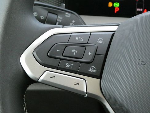 New 2025 Volkswagen Tiguan SE image 10