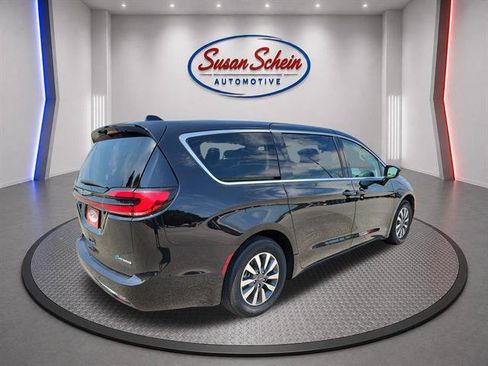 Used 2024 Chrysler Pacifica Limited FWD image 5