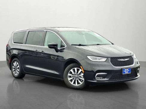 Used 2023 Chrysler Pacifica Touring-L image 8