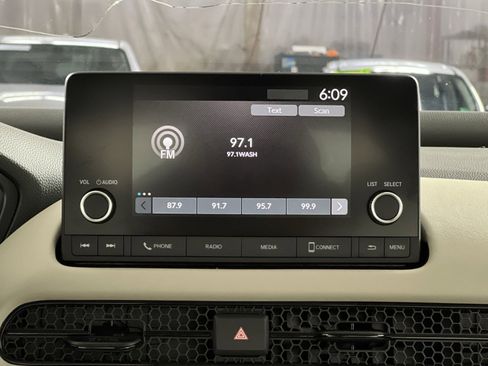 Used 2023 Honda HR-V LX image 17