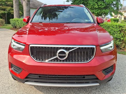 Used 2019 Volvo XC40 T5 Momentum image 2