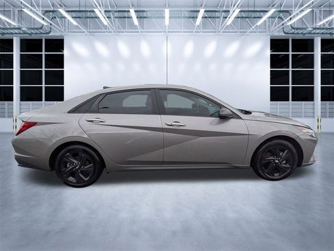 Used 2023 Hyundai Elantra Blue image 3