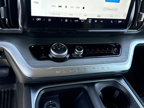 Used 2025 Ford Expedition Platinum image 31