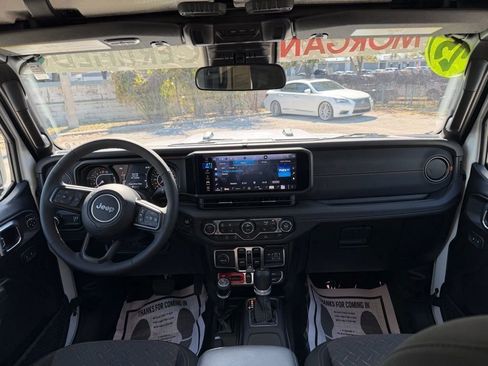 Used 2025 Jeep Gladiator Mojave w/ Convenience Group image 31